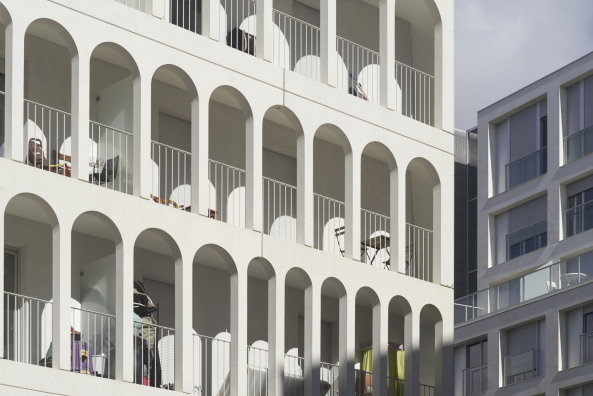 Boulogne-Billancourt, France, Frankreich, Bouwfonds Marignan, Julien Lanoo, Benoit Fougeirol, Wohungsbau, Arkaden, Loggien, Loggia, Sulen, Balkon, Balkone, 2016, 2015. Fertigstellung, finished building, new building, Macrolot B5, ZAC du trapze Renault, Fassade, weiss, hell, Rationalismo, Antonini Darmon, Retro, EUR, Bogengang, Palazzo della Civilt Italiana