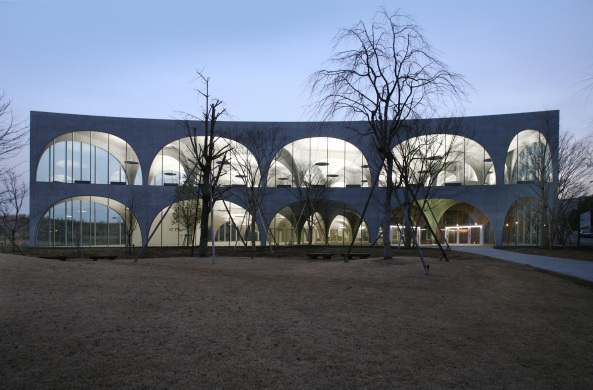 Tama Art University Library, 2006, Foto: Tomio Ohashi,  The Hyatt Foundation