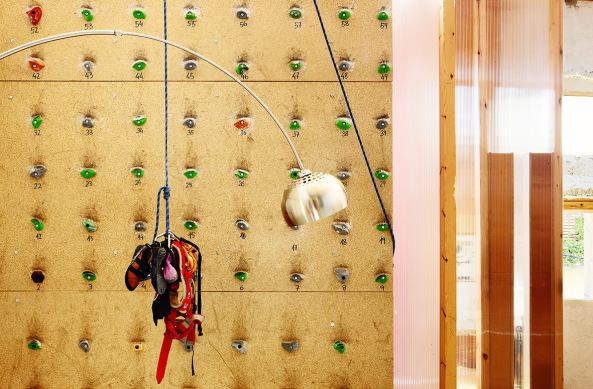 Spanischer Pavillon: Zur Wohnung umgebautes Kino Cinema Lidia in Riudecols von Nria Salvad und David Tapias