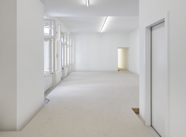 Interview, Floor, Sculpture, Gallery, Jrg Johnen, Galerie, Boden, Postkarten, Ready-Made, Karin Sander, Berlin, New York,  Skulptur, angehoben, Anheben, lifted, lifted floorp, Esther Schipper