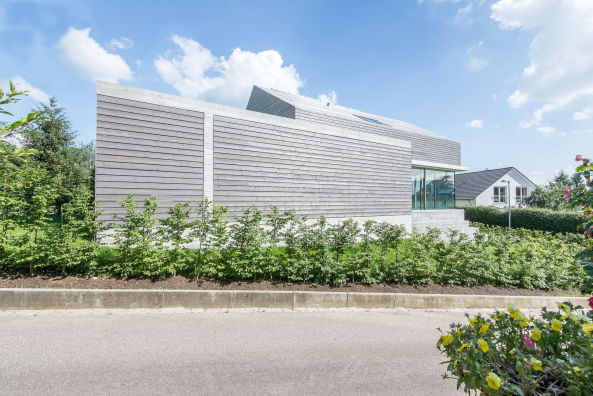 Brettverschalt im Neckartal; Einfamilienhaus in Esslingen; msm Architekten Innen Architekten; L�rchenholz; Eichenholz; Rohstahltreppe; Faltschiebel�den; brettgeschalter Sichtbeton;