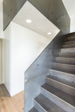 Brettverschalt im Neckartal; Einfamilienhaus in Esslingen; msm Architekten Innen Architekten; L�rchenholz; Eichenholz; Rohstahltreppe; Faltschiebel�den; brettgeschalter Sichtbeton;