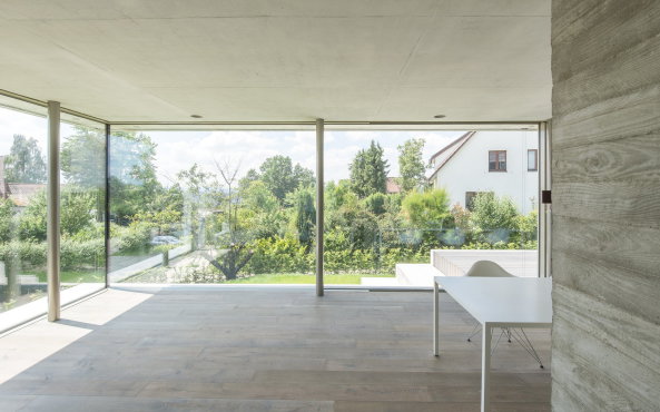 Brettverschalt im Neckartal; Einfamilienhaus in Esslingen; msm Architekten Innen Architekten; Lrchenholz; Eichenholz; Rohstahltreppe; Faltschiebelden; brettgeschalter Sichtbeton;