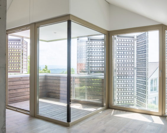 Brettverschalt im Neckartal; Einfamilienhaus in Esslingen; msm Architekten Innen Architekten; L�rchenholz; Eichenholz; Rohstahltreppe; Faltschiebel�den; brettgeschalter Sichtbeton;