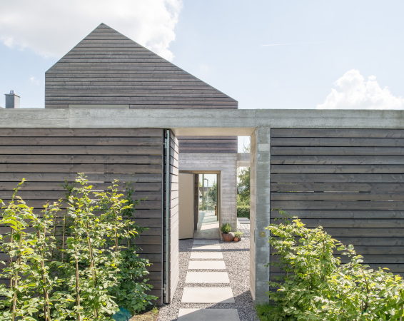 Brettverschalt im Neckartal; Einfamilienhaus in Esslingen; msm Architekten Innen Architekten; L�rchenholz; Eichenholz; Rohstahltreppe; Faltschiebel�den; brettgeschalter Sichtbeton;