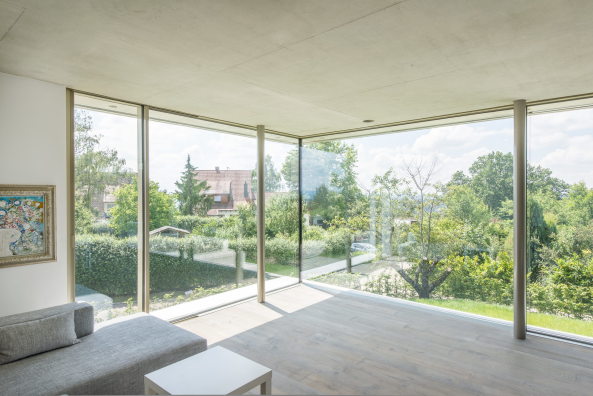 Brettverschalt im Neckartal; Einfamilienhaus in Esslingen; msm Architekten Innen Architekten; L�rchenholz; Eichenholz; Rohstahltreppe; Faltschiebel�den; brettgeschalter Sichtbeton;