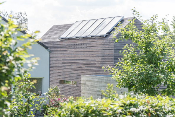 Brettverschalt im Neckartal; Einfamilienhaus in Esslingen; msm Architekten Innen Architekten; L�rchenholz; Eichenholz; Rohstahltreppe; Faltschiebel�den; brettgeschalter Sichtbeton;