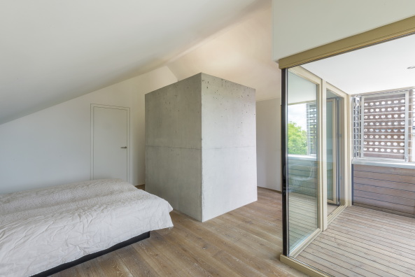 Brettverschalt im Neckartal; Einfamilienhaus in Esslingen; msm Architekten Innen Architekten; L�rchenholz; Eichenholz; Rohstahltreppe; Faltschiebel�den; brettgeschalter Sichtbeton;