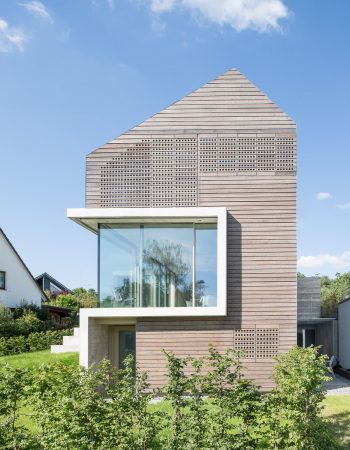 Brettverschalt im Neckartal; Einfamilienhaus in Esslingen; msm Architekten Innen Architekten; L�rchenholz; Eichenholz; Rohstahltreppe; Faltschiebel�den; brettgeschalter Sichtbeton;