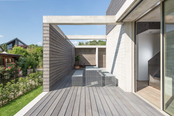 Brettverschalt im Neckartal; Einfamilienhaus in Esslingen; msm Architekten Innen Architekten; L�rchenholz; Eichenholz; Rohstahltreppe; Faltschiebel�den; brettgeschalter Sichtbeton;