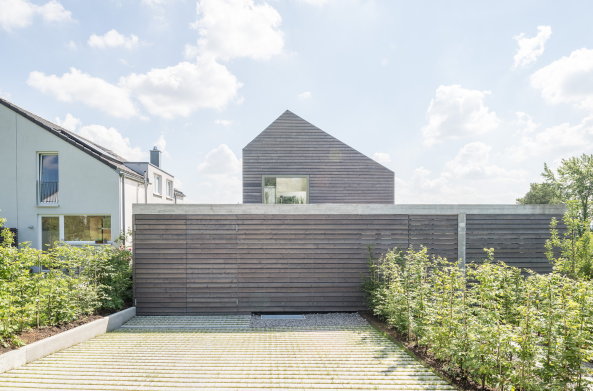 Brettverschalt im Neckartal; Einfamilienhaus in Esslingen; msm Architekten Innen Architekten; L�rchenholz; Eichenholz; Rohstahltreppe; Faltschiebel�den; brettgeschalter Sichtbeton;