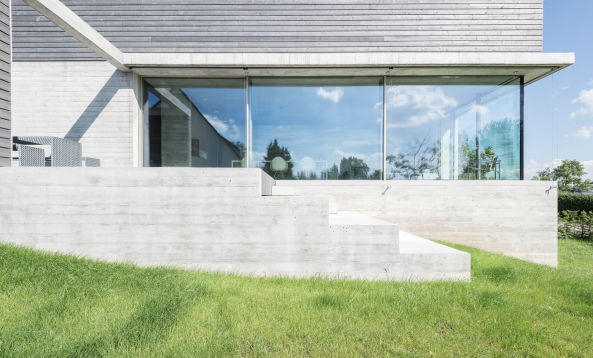 Brettverschalt im Neckartal; Einfamilienhaus in Esslingen; msm Architekten Innen Architekten; L�rchenholz; Eichenholz; Rohstahltreppe; Faltschiebel�den; brettgeschalter Sichtbeton;