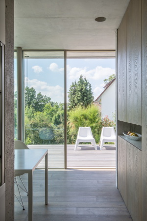 Brettverschalt im Neckartal; Einfamilienhaus in Esslingen; msm Architekten Innen Architekten; L�rchenholz; Eichenholz; Rohstahltreppe; Faltschiebel�den; brettgeschalter Sichtbeton;