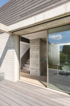 Brettverschalt im Neckartal; Einfamilienhaus in Esslingen; msm Architekten Innen Architekten; L�rchenholz; Eichenholz; Rohstahltreppe; Faltschiebel�den; brettgeschalter Sichtbeton;