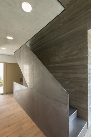 Brettverschalt im Neckartal; Einfamilienhaus in Esslingen; msm Architekten Innen Architekten; L�rchenholz; Eichenholz; Rohstahltreppe; Faltschiebel�den; brettgeschalter Sichtbeton;