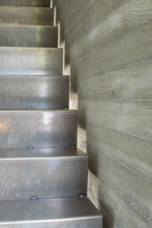 Brettverschalt im Neckartal; Einfamilienhaus in Esslingen; msm Architekten Innen Architekten; L�rchenholz; Eichenholz; Rohstahltreppe; Faltschiebel�den; brettgeschalter Sichtbeton;