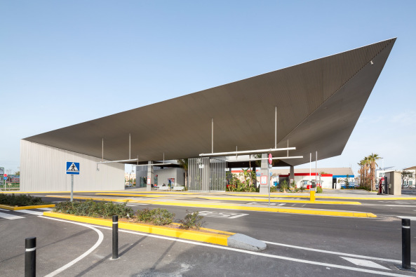 Busbahnhof, bus station, Neubau, Verkehrsbau, 2016, 2015, Spain, Spanien, Elche, Fernbahnhof, Neubau, Metallfassade, Fassade, Wellblech, Blech, Manuel Lillo, Emilio Vicedo, Filippo Poli, Alicante, Beton,