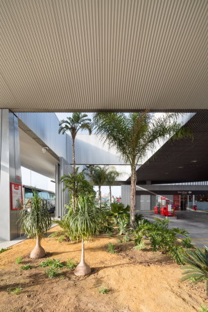 Busbahnhof, bus station, Neubau, Verkehrsbau, 2016, 2015, Spain, Spanien, Elche, Fernbahnhof, Neubau, Metallfassade, Fassade, Wellblech, Blech, Manuel Lillo, Emilio Vicedo, Filippo Poli, Alicante, Beton,