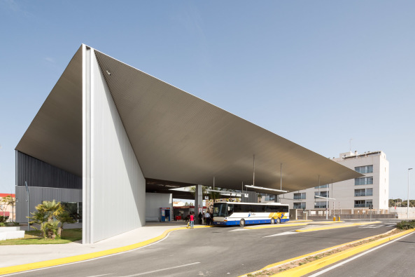 Busbahnhof, bus station, Neubau, Verkehrsbau, 2016, 2015, Spain, Spanien, Elche, Fernbahnhof, Neubau, Metallfassade, Fassade, Wellblech, Blech, Manuel Lillo, Emilio Vicedo, Filippo Poli, Alicante, Beton,