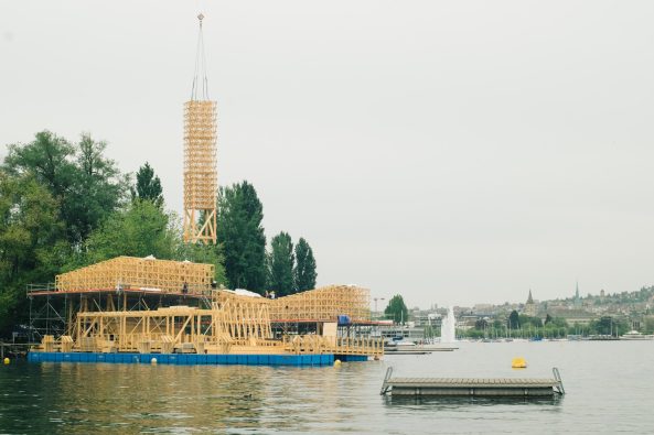 Pavilion of Reflections von Tom Emerson in Zrich, Manifesta, Studio Tom Emerson, 6a architects, Christian Jankowsky, Manifesta, Architektur, Kunst, ETH Zrich, What People Do for Money: Some Joint Ventures, Kino, Bar, Schwimmen in Zrich, Zrichsee, Biennale fr Kunst, Limmat, Zrich Tourismus, Schweiz, Holz, Holzkonstruktion, Fachwerk, Stahlrahmen, schwimmende Plattform, Utopie aus Holz, Baunetz, Baunetzmeldungen, Architekt, Studieren in Zrich, Geld, Sonnendeck, Sommer, Temporre Bauten, Pavilion, pavillon