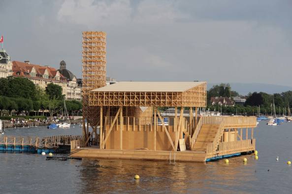 Pavilion of Reflections von Tom Emerson in Z�rich, Manifesta, Studio Tom Emerson, 6a architects, Christian Jankowsky, Manifesta, Architektur, Kunst, ETH Z�rich, What People Do for Money: Some Joint Ventures, Kino, Bar, Schwimmen in Z�rich, Z�richsee, Biennale f�r Kunst, Limmat, Z�rich Tourismus, Schweiz, Holz, Holzkonstruktion, Fachwerk, Stahlrahmen, schwimmende Plattform, Utopie aus Holz, Baunetz, Baunetzmeldungen, Architekt, Studieren in Z�rich, Geld, Sonnendeck, Sommer, Tempor�re Bauten, Pavilion, pavillon