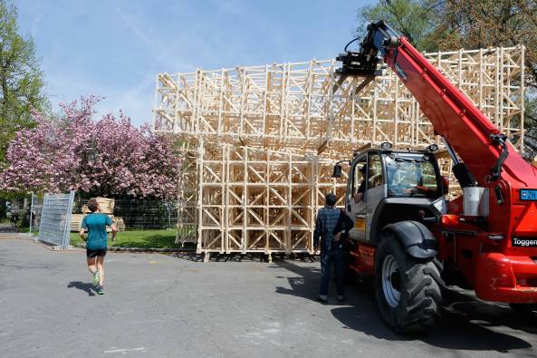 Pavilion of Reflections von Tom Emerson in Z�rich, Manifesta, Studio Tom Emerson, 6a architects, Christian Jankowsky, Manifesta, Architektur, Kunst, ETH Z�rich, What People Do for Money: Some Joint Ventures, Kino, Bar, Schwimmen in Z�rich, Z�richsee, Biennale f�r Kunst, Limmat, Z�rich Tourismus, Schweiz, Holz, Holzkonstruktion, Fachwerk, Stahlrahmen, schwimmende Plattform, Utopie aus Holz, Baunetz, Baunetzmeldungen, Architekt, Studieren in Z�rich, Geld, Sonnendeck, Sommer, Tempor�re Bauten, Pavilion, pavillon