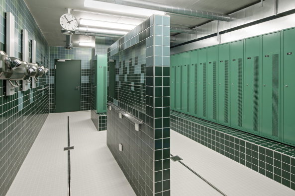 Schwimmbad, Umbau, Neubau, Umnutzung, re-use, new use, Glasarchitektur, Schwimmhalle, swimming pool, 2016, 2015, Schweiz, Switzerland, Zrich, Zurich, Erlenbach, Zrichsee, Berg, Hgel, hillside, Pyry Schweiz, illiz architektur, Schwimmbad Allmendli, Hang, Gemeinde Erlenbach, Truppenunterkunft, Schulareal, Schwimmunterricht, Schulanlage, Eingangshalle, Stefanie Wgrath, Fotos, Hertha Hurnaus