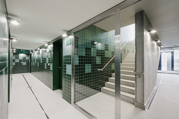 Schwimmbad, Umbau, Neubau, Umnutzung, re-use, new use, Glasarchitektur, Schwimmhalle, swimming pool, 2016, 2015, Schweiz, Switzerland, Z�rich, Zurich, Erlenbach, Z�richsee, Berg, H�gel, hillside, P�yry Schweiz, illiz architektur, Schwimmbad Allmendli, Hang, Gemeinde Erlenbach, Truppenunterkunft, Schulareal, Schwimmunterricht, Schulanlage, Eingangshalle, Stefanie W�grath, Fotos, Hertha Hurnaus