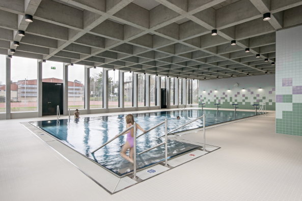 Schwimmbad, Umbau, Neubau, Umnutzung, re-use, new use, Glasarchitektur, Schwimmhalle, swimming pool, 2016, 2015, Schweiz, Switzerland, Zrich, Zurich, Erlenbach, Zrichsee, Berg, Hgel, hillside, Pyry Schweiz, illiz architektur, Schwimmbad Allmendli, Hang, Gemeinde Erlenbach, Truppenunterkunft, Schulareal, Schwimmunterricht, Schulanlage, Eingangshalle, Stefanie Wgrath, Fotos, Hertha Hurnaus