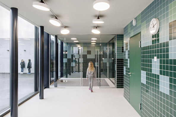 Schwimmbad, Umbau, Neubau, Umnutzung, re-use, new use, Glasarchitektur, Schwimmhalle, swimming pool, 2016, 2015, Schweiz, Switzerland, Zrich, Zurich, Erlenbach, Zrichsee, Berg, Hgel, hillside, Pyry Schweiz, illiz architektur, Schwimmbad Allmendli, Hang, Gemeinde Erlenbach, Truppenunterkunft, Schulareal, Schwimmunterricht, Schulanlage, Eingangshalle, Stefanie Wgrath, Fotos, Hertha Hurnaus