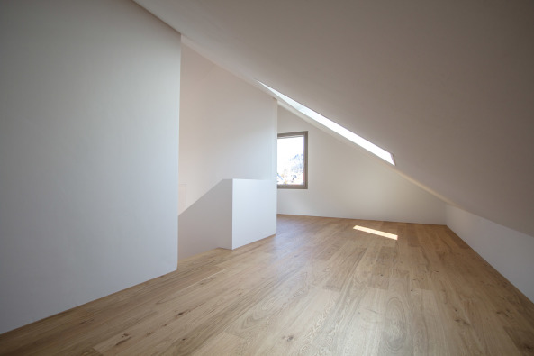 erlinsbach, schweiz, luzern, dolmus, neubau, efh, einfamilienhaus, einfamilienhuser, wohnhaus, splittlevel, wei, monolithisch, monochrom, satteldach, putz, fenster, seerose, Cdric von Dniken, Gani Turunc, Aynur Turunc