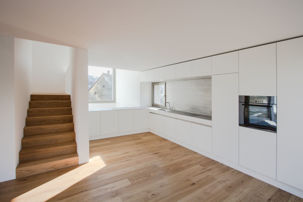 erlinsbach, schweiz, luzern, dolmus, neubau, efh, einfamilienhaus, einfamilienhuser, wohnhaus, splittlevel, wei, monolithisch, monochrom, satteldach, putz, fenster, seerose, Cdric von Dniken, Gani Turunc, Aynur Turunc