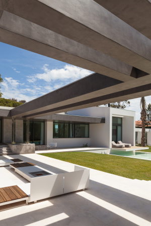 Villa bei Lissabon von Fragmentos de Arquitectura