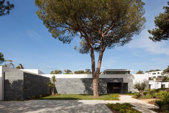 Villa bei Lissabon von Fragmentos de Arquitectura