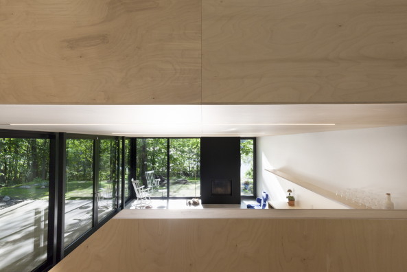 Kanada,  Maxime Brouillet,  Eastern Townships, Canada, Fahouse, Jean Verville architecte, Jessica Bouffette, Olivier Grenier, Martine Walsh, house, single family house, Wohnhaus, Wald, Zauberwald, Mrchenwald, Neubau, Fertigstellung, 2016, schwarz, dunkel, dster, gemtlich, cozy