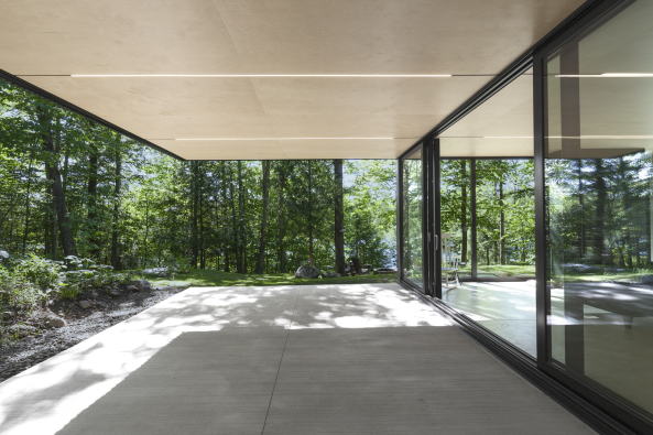 Kanada,  Maxime Brouillet,  Eastern Townships, Canada, Fahouse, Jean Verville architecte, Jessica Bouffette, Olivier Grenier, Martine Walsh, house, single family house, Wohnhaus, Wald, Zauberwald, Mrchenwald, Neubau, Fertigstellung, 2016, schwarz, dunkel, dster, gemtlich, cozy