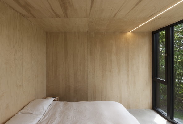 Kanada,  Maxime Brouillet,  Eastern Townships, Canada, Fahouse, Jean Verville architecte, Jessica Bouffette, Olivier Grenier, Martine Walsh, house, single family house, Wohnhaus, Wald, Zauberwald, M�rchenwald, Neubau, Fertigstellung, 2016, schwarz, dunkel, d�ster, gem�tlich, cozy