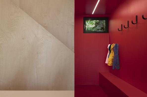 Kanada,  Maxime Brouillet,  Eastern Townships, Canada, Fahouse, Jean Verville architecte, Jessica Bouffette, Olivier Grenier, Martine Walsh, house, single family house, Wohnhaus, Wald, Zauberwald, Mrchenwald, Neubau, Fertigstellung, 2016, schwarz, dunkel, dster, gemtlich, cozy