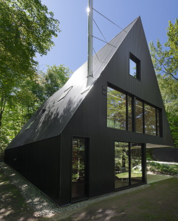 Kanada,  Maxime Brouillet,  Eastern Townships, Canada, Fahouse, Jean Verville architecte, Jessica Bouffette, Olivier Grenier, Martine Walsh, house, single family house, Wohnhaus, Wald, Zauberwald, Mrchenwald, Neubau, Fertigstellung, 2016, schwarz, dunkel, dster, gemtlich, cozy