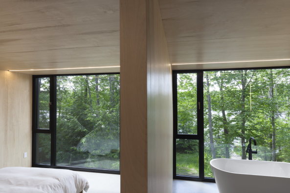 Kanada,  Maxime Brouillet,  Eastern Townships, Canada, Fahouse, Jean Verville architecte, Jessica Bouffette, Olivier Grenier, Martine Walsh, house, single family house, Wohnhaus, Wald, Zauberwald, M�rchenwald, Neubau, Fertigstellung, 2016, schwarz, dunkel, d�ster, gem�tlich, cozy