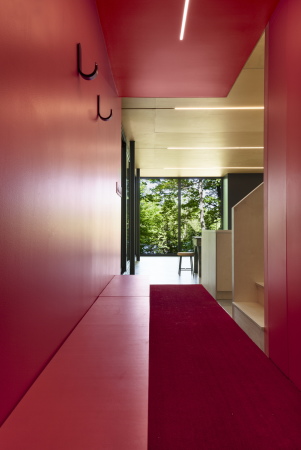 Kanada,  Maxime Brouillet,  Eastern Townships, Canada, Fahouse, Jean Verville architecte, Jessica Bouffette, Olivier Grenier, Martine Walsh, house, single family house, Wohnhaus, Wald, Zauberwald, Mrchenwald, Neubau, Fertigstellung, 2016, schwarz, dunkel, dster, gemtlich, cozy