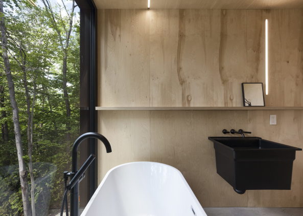 Kanada,  Maxime Brouillet,  Eastern Townships, Canada, Fahouse, Jean Verville architecte, Jessica Bouffette, Olivier Grenier, Martine Walsh, house, single family house, Wohnhaus, Wald, Zauberwald, M�rchenwald, Neubau, Fertigstellung, 2016, schwarz, dunkel, d�ster, gem�tlich, cozy