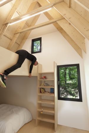 Kanada,  Maxime Brouillet,  Eastern Townships, Canada, Fahouse, Jean Verville architecte, Jessica Bouffette, Olivier Grenier, Martine Walsh, house, single family house, Wohnhaus, Wald, Zauberwald, M�rchenwald, Neubau, Fertigstellung, 2016, schwarz, dunkel, d�ster, gem�tlich, cozy