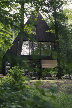Kanada,  Maxime Brouillet,  Eastern Townships, Canada, Fahouse, Jean Verville architecte, Jessica Bouffette, Olivier Grenier, Martine Walsh, house, single family house, Wohnhaus, Wald, Zauberwald, Mrchenwald, Neubau, Fertigstellung, 2016, schwarz, dunkel, dster, gemtlich, cozy