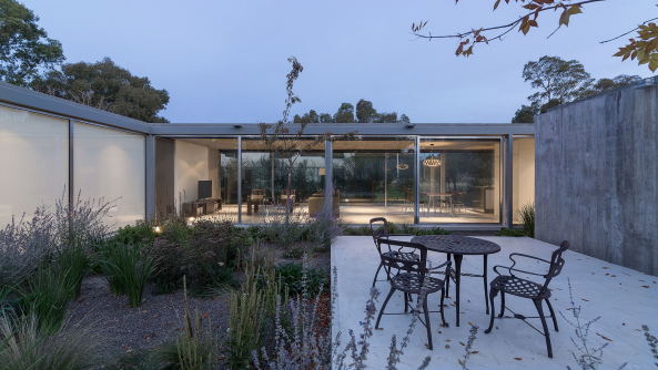 Hofhaus, Baha Blanca, Argentinien, Neubau, Bungalo, Fertigstellung, 2016, Einfamileinhaus, Beton, Gras, Glas, concrete, architechture, courtyard house, Enrique Gil, House in Palihue, Bernardo Rosello, Anibal Soto, Ramiro Sosa, offen
