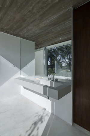 Hofhaus, Baha Blanca, Argentinien, Neubau, Bungalo, Fertigstellung, 2016, Einfamileinhaus, Beton, Gras, Glas, concrete, architechture, courtyard house, Enrique Gil, House in Palihue, Bernardo Rosello, Anibal Soto, Ramiro Sosa, offen