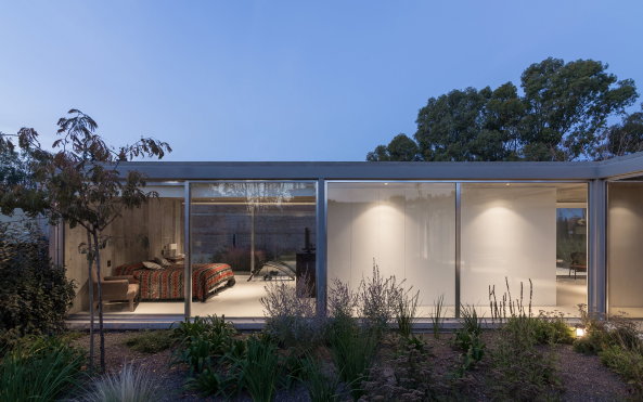 Hofhaus, Baha Blanca, Argentinien, Neubau, Bungalo, Fertigstellung, 2016, Einfamileinhaus, Beton, Gras, Glas, concrete, architechture, courtyard house, Enrique Gil, House in Palihue, Bernardo Rosello, Anibal Soto, Ramiro Sosa, offen