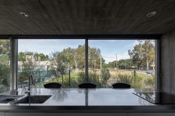 Hofhaus, Baha Blanca, Argentinien, Neubau, Bungalo, Fertigstellung, 2016, Einfamileinhaus, Beton, Gras, Glas, concrete, architechture, courtyard house, Enrique Gil, House in Palihue, Bernardo Rosello, Anibal Soto, Ramiro Sosa, offen