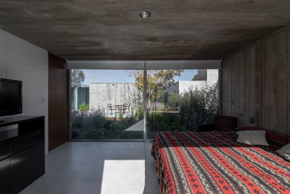 Hofhaus, Baha Blanca, Argentinien, Neubau, Bungalo, Fertigstellung, 2016, Einfamileinhaus, Beton, Gras, Glas, concrete, architechture, courtyard house, Enrique Gil, House in Palihue, Bernardo Rosello, Anibal Soto, Ramiro Sosa, offen