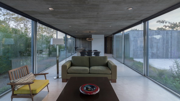 Hofhaus, Baha Blanca, Argentinien, Neubau, Bungalo, Fertigstellung, 2016, Einfamileinhaus, Beton, Gras, Glas, concrete, architechture, courtyard house, Enrique Gil, House in Palihue, Bernardo Rosello, Anibal Soto, Ramiro Sosa, offen